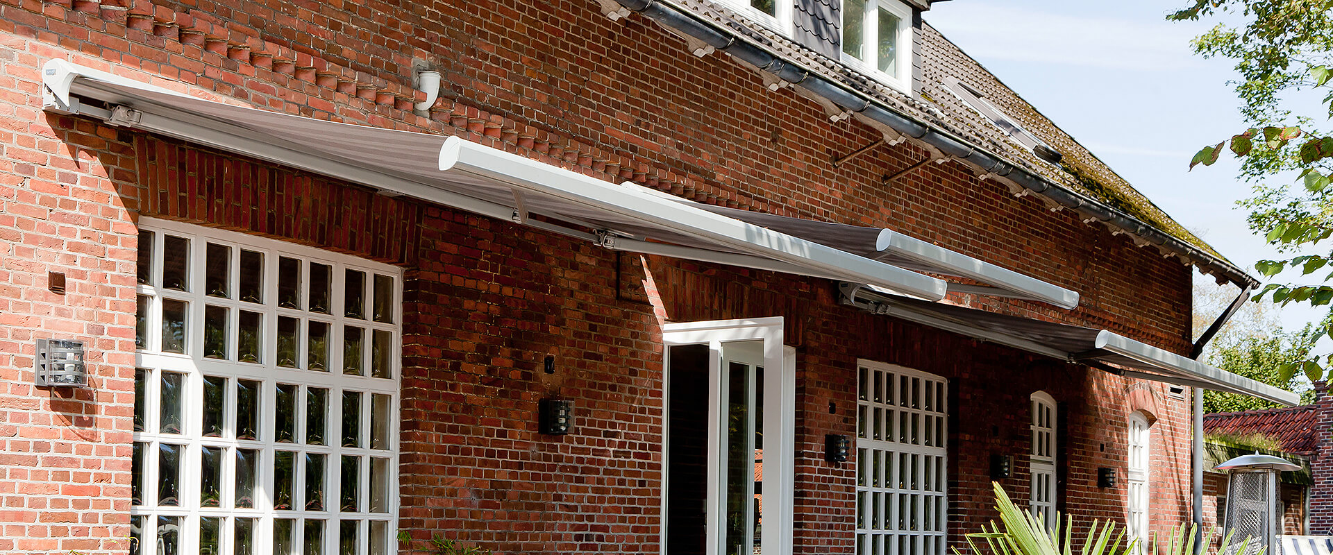 Eine Markise über einem Cafe Eine Markise über einem Cafe